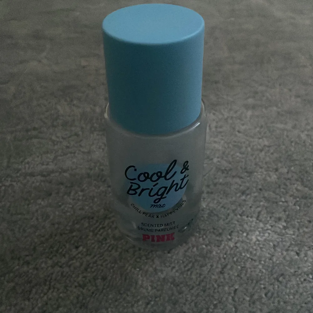 Victoria seceret body mist i doften ”cool and bright” Mindre än hälften kvar. Om denna säljs så kan ja tänka mig sälja en bare vanilla flaska också! Har en halft använd och en helt ny!. Skönhet.