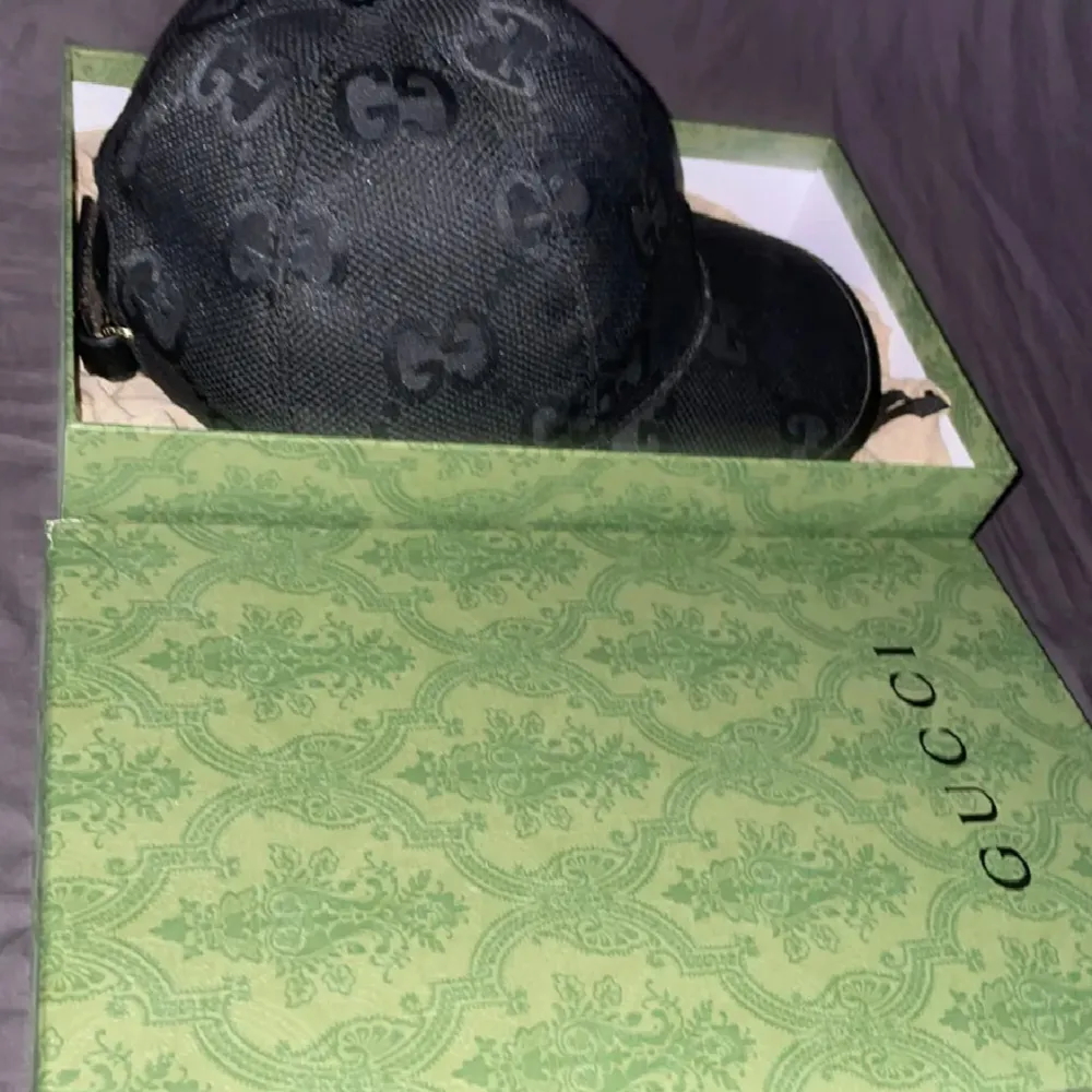 Säljer min Gucci keps den är helt oanvänd och box och påse till kepsen medföljer, kan mötas upp i Göteborg . Accessoarer.