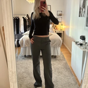 Grå randiga kostymbyxor från Madlady - Jätte fina grå randiga kostymbyxor från Madlady. Storlek 36 tall. Tecken på användning, bla sitter knappen något löst annars i fint skick. 