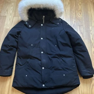 Moose knuckles  - Växt ut från vinterjackan, varan är i bra skick. Äkta päls vilket inte säljs längre, moose knukles väska finns också med jackan. Det är barn modell med funkar som Xs/S i vuxen även ungdom. Pris kan diskuteras kvitto finns också