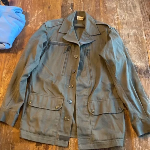 Militärgrön kavaj - Militär jacka storlek M. 