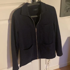 Riley overshirt - Tja säljer nu en fet zip overshirt från märket Riley! Nypriset på dessa ligger runt kring 1199kr men mitt pris är 699kr! Skicket är väldigt och skulle inte tveka att höra av sig vid intresse!