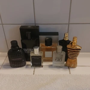 Samling av parfymer - Rensar min samling med en mängd olika dofter. Här finns bland annat valentino, armani och Guerlain. Skriv om frågor om mängd kvar osv!