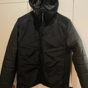 CP Company jacka - Säljer denna jacka från CP Company som köptes förra hösten. Den är i storlek 48, passar M-L. Nästintill nyskick då den knappt kommit till användning! Skriv för fler bilder och kom gärna med prisförslag!