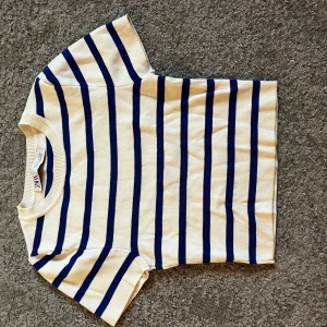 Zara tröja - Jätte fin randig Sara tröja med lite stickat material.