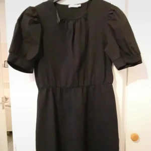 Svart klänning  - Storlek M men är väldigt boxig i modellen så skulle säga att den passar mer som L  