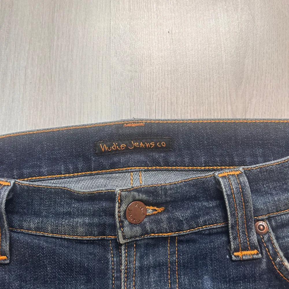 Ett par riktigt unika Nudie Jeans som är svåra att få tag på. Riktigt bra skick på dessa jeans som är washed. Storlek 28 L 30 W men sitter som 31 L och 31 W, passar mig perfekt som är 175 och väger 63. Hör av dig vid frågor! . Jeans & Byxor.