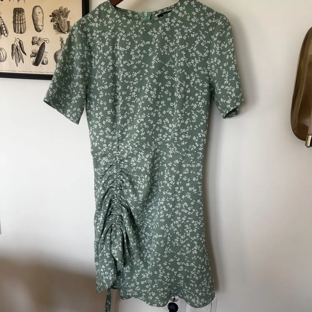 Jättefin klänning knappt använd 🍀. Mekot.