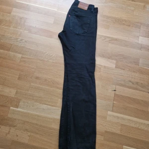 Levis 501 jeans - Säljer dessa klassiska 501 jeans i färgen svart och storlek 31/34. Skicket e som nytt. Nypris 1299, mitt pris 399. Hör av er vid fler frågor:)