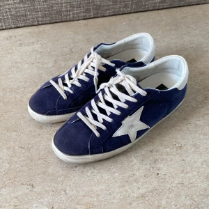 Golden goose skor - Hej! Säljer dessa golden goose skor. De är köpta från minto, äkthetsbevis och kvitto finns. Box och dustbag följer med. Skick 10/10 som nya! Använda sparsamt. Hör av dig om frågor finns! Buda gärna!