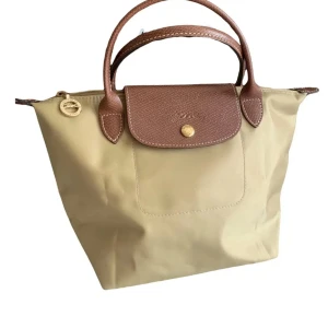 Beige liten Longchamp väska  - Original och i fint skick 