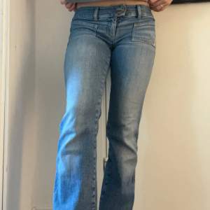 Bootcut jeans från diesel. Midjemått 39cm, Total längd 100 cm, Lårbredd 22 cm, Höftbredd 44 cm