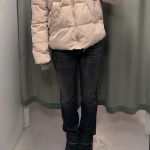 Lågmidjade jeans - Gråa Lågmidjade jeans från 7 for all mankind. Straight leg. Jag är 176 och de går ner till marken🥰 NOTERA LITET HÅL PÅ ENA KNÄET