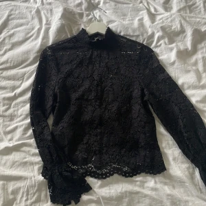 Spets blus  - Svart spets blus/tröja från zalando märke pieces i storlek xxs men är som en xs den är Stretchig i kragen och över allt. 💗