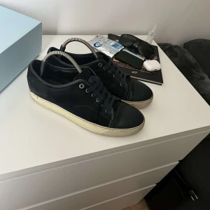 Lanvins skor - Tja, säljer mina lanvin skor då jag inte använder dom längre lite slitna men endå helt okej skick slitage på insidan häll men inget problem skriv om ni har frågor