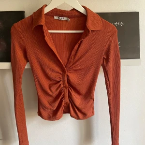 Blus - Så gott som ny, då den aldrig kommit till användning