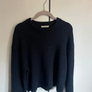 Stickad tröja - Premium quality stickad tröja från Gina. As skön och varm när man fryser🥰 ganska stor i storleken men den var krumt lite i tvätten🥺
