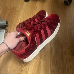 adidas skor  - Säljer mina super snygga adidas superstat skor i rött! Jag köpte dem av en kompis men använde aldrig. fint skick med några skador men inget som är super synligt. storlek 39. köpta för 1500kr. pris kan diskuteras 