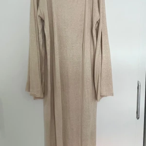 Stickad klänning - Finstickad tunn klänning. Kommer precis under vaderna på mig som är 179. 