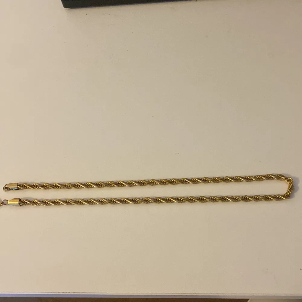 Säljer nu mitt cordell halsband som är doppat i äkta 18k guld med rostfritt stål. Halsbandet är i nyskick då jag köpte det ungefär 1 månad sen och har knappt använt halsbandet! Cordell halsbandet är 55 cm långt och 6 mm i bredd. Väldigt bra kvalitet!. Accessoarer.