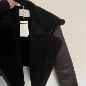 Teddy Mocka jackad - Teddy/mocka jacka säljes. Brun och den är croppad. Aldrig använd prislapp kvar 