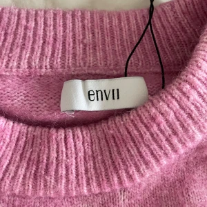 Rosa stickad tröja - Mysig stickad tröja från envii! Använd några få gånger och säljer för jag tröttnat på färgen, original pris 1 000kr 💞