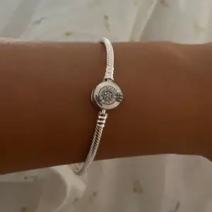 Snyggt och stilrent silverarmband från pandora med en rund detalj i mitten. Perfekt för både vardag och fest! Armbandet har en elegant design som passar till alla outfits.