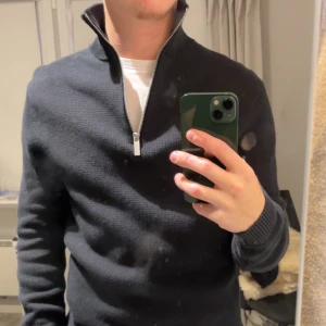 Half zip - Otroligt fin half zip från selected homme, i storlek S. Endast använt 3 gånger och är som ny. Nypris 700kr | Säljs då jag rensar garderoben! Hör av er vid funderingar!!!