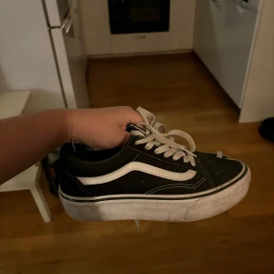 Vans old skool platform - Vans i använt men gott skick. Kan putsas upp innan dem skickas. 
