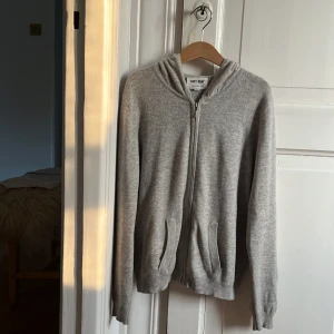 Grå softgoat zip-up i cashmere - Tröjan är fint stickad i grå cashmere från soft goat. Den är superskön och är i fint skick! Köparen betalar också för frakt.