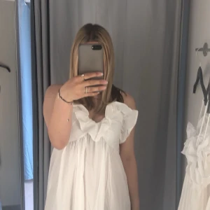 Superfin klänning från H&M! - Uppsydd till ca knälängd, var från början en långklänning. Använd några få gånger, superbra skick fortfarande. Liiite genomskinlig, hudfärgade underkläder rekommenderas! Nypris 400kr Hör av dig vid intresse!☺️