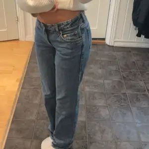 Knappt använda lågmidjade jeans ifrån Weekday Modellen heter Arrow och är i storlek W25 L32 Jag är ca 164cm