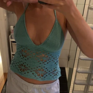 Virkad topp - Virkad topp med blommigt mönster. Görs på beställning i valfri färg och i köparens mått.🫶🏼