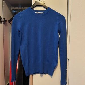 Blå tröja - Jätte fin blå tröja i storlek S från Zara, skulle säga att den funkar som XS också. Guldiga runda detaljer på ärmarna