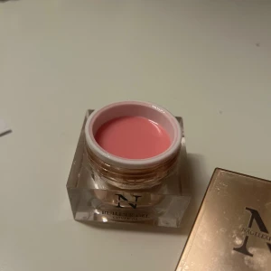 Nagel builder gel - Nästan helt ny nagel bygg gele ifrån Nagelexperten som endast är använd på en hand 1 gång så knappt använd. 30ml i färgen cover08, den är jätte bra verkligen men gör inte naglar just nu så därför säljs den💗köpt för 349:-