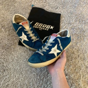 Golden Goose | Sneakers - Säljer dessa trendiga golden goose skor som liknar navy modellen! | Fint skick förekommer tecken på användning som häldrag! | Storlek 42 kan passa lite större! | Dustbag ingår. | Ställ gärna frågor innan du köper!