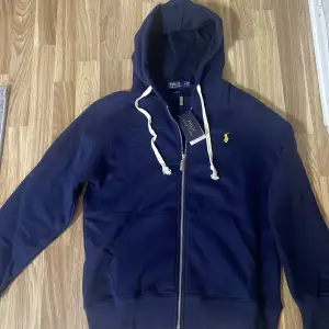 En helt ny Ralph Lauren zip hoodie,storlek M väldigt skön material,bra inför vintern,pris kan diskuteras vid snabb affär.