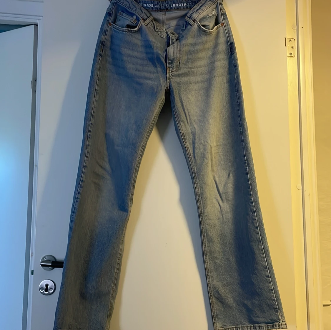 Ljus blåa bootcut/raka jeans - 90