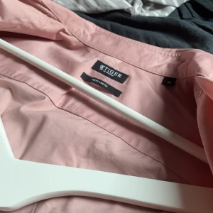  tiger of sweden skjorta - Fin skjorta! bra skick  hör av er vid frågor  Ny pris: 2500