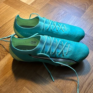 Puma ultra ultimate - Säljer dessa puma fotbollsskor. Skorna är nästintill oanvända då jag inte tyckte de var så sköna att spela i. Skick 9/10. Ny pris cirka 1500-2000 inte helt säker. Storlek 42,5 men passar nog även 42