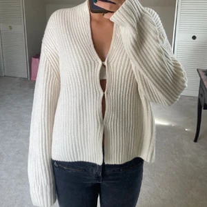 Stickad kofta  - Säljer denna sååå coola koftan från Massimodutti i strl S! Nypris 1200kr. Lånade bilder💞