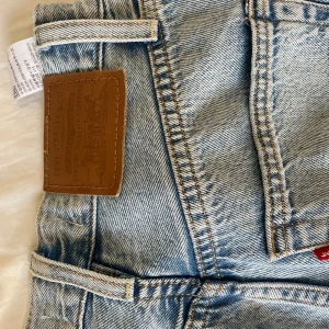 Blåa Levis Jeans - Säljer mina blåa Levis jeans då jag längre inte får på mig dem :/ dem är i mycket fint skick/nyskick. Storlek 24 och passar en 32-34 i storlek. Byxorna är i midwaist!Jag är 158cm och dem har setat bra i längden på mig! 