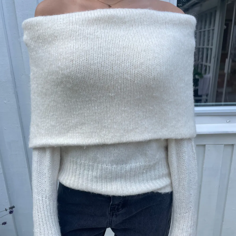 En off-shoulder tröja i strl xs. Produkten är ganska stor i storlek. Använd ytterst få gånger.. Stickat.