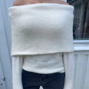 Stickad tröja H&M - En off-shoulder tröja i strl xs. Produkten är ganska stor i storlek. Använd ytterst få gånger.