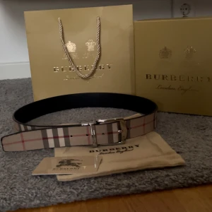 Rutig Burberry bälte - Tjena säljer nu mitt burberry bälte. 105-90 cm i storlek. Skick 8/10. Finns en liten slitning på bältet som ni ser på bild 4. Burberry bälte. Burberry påse, burberry box, burberry dustbag och burberry tack kort medföljer i köpet.