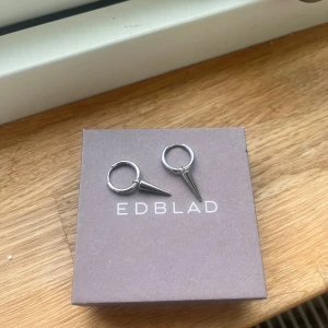 Edblad örhängen  - Säljer dessa silvriga Edblad örehängen då jag inte använder silver längre😇 Bara använda ett fåtal gånger, ny pris 399