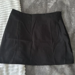 Kjol  - Kort svart tunn kjol 