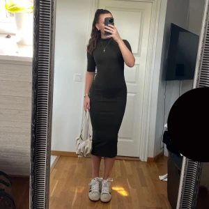 Klänning från Zara - ❣️Grön klänning från zara som inte säljs längre, nyskick och superfin nu till hösten ❣️ har vanligtvis S