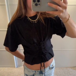 Svart t-shirt med knytning i midjan -  toppen skick❣️ köp gärna genom köp nu🥰