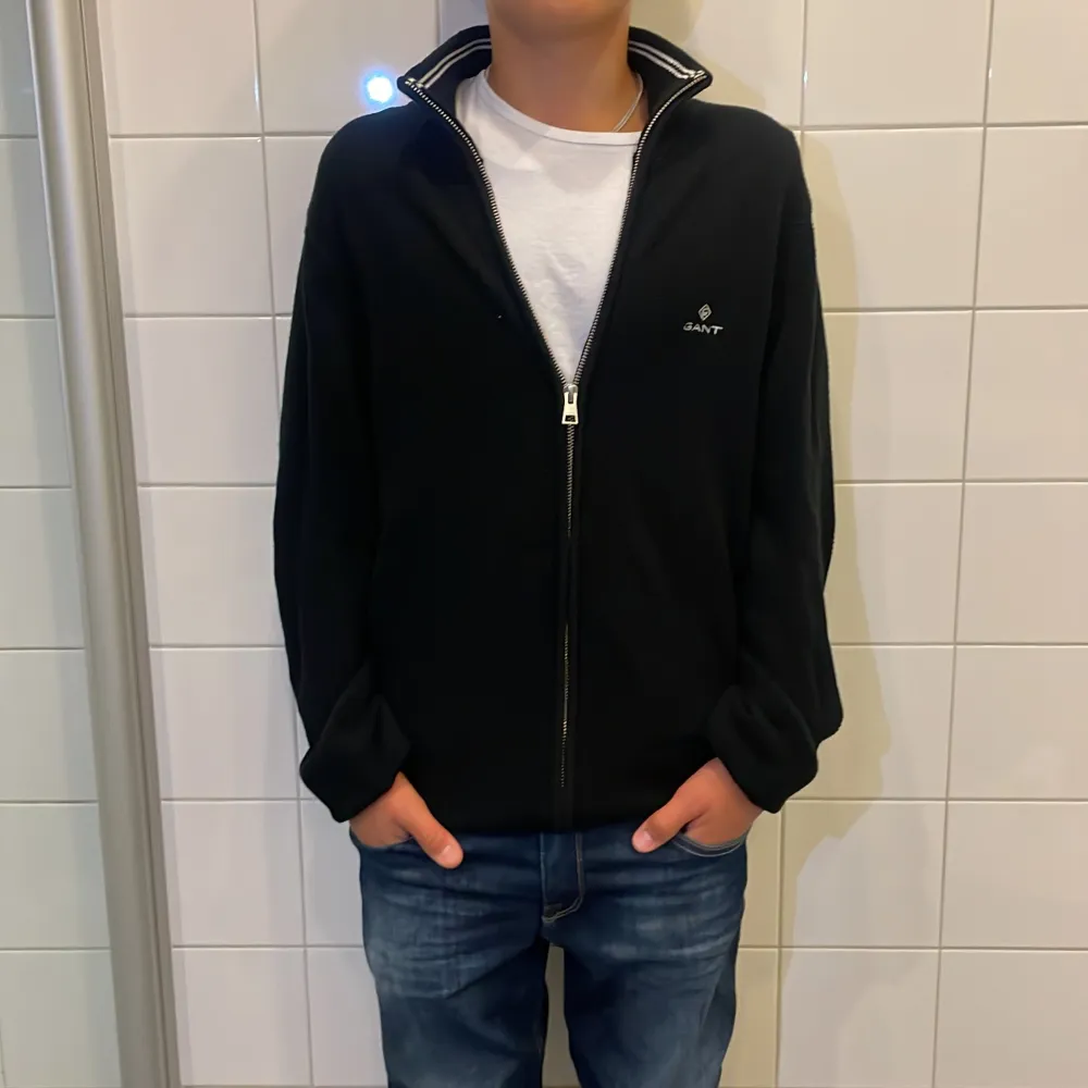 Riktigt fräsch Cardigan som är nyskick! Storlek M (vuxen),Parfekt för hösten om man vill ha en riktigt Grisch outfit! Pris kan diskuteras!. Hoodies.